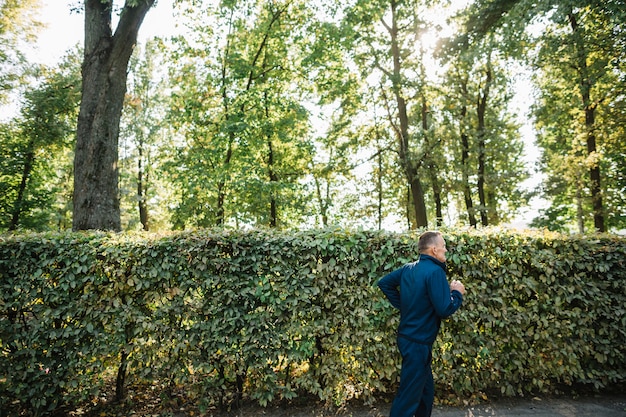 Uomo anziano che corre da solo all'aperto