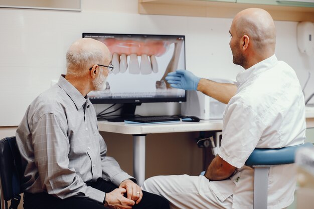 Free photo old man sitting in the dentist's office