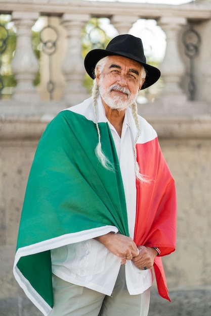 無料写真 メキシコの旗ミディアムショットを持つ老人
