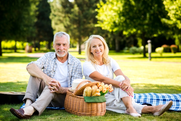 Free photo old man and woman looking at camera