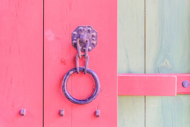 Free photo old metal handle door