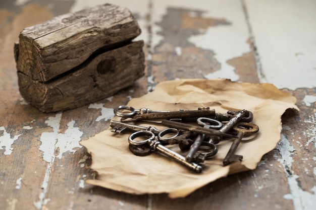 Старые богато украшенные ключи