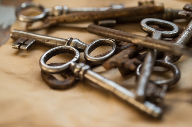 Старые богато украшенные ключи