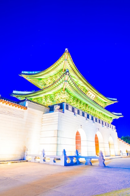 Foto gratuita palazzo vecchio cancello di legno seoul