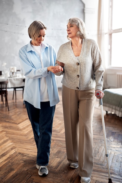 Foto gratuita paziente anziano affetto da parkinson