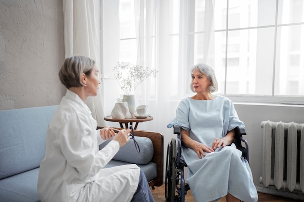 Foto gratuita paziente anziano affetto da parkinson