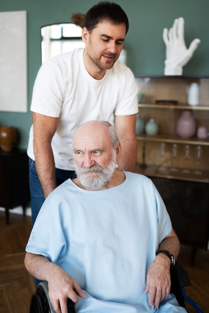 Foto gratuita paziente anziano affetto da parkinson