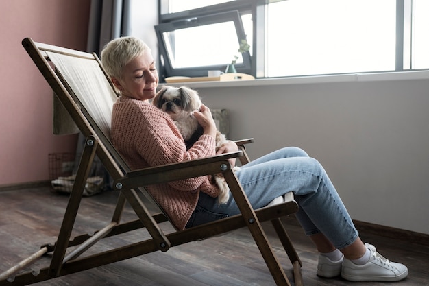 Foto gratuita persona anziana con il suo cane