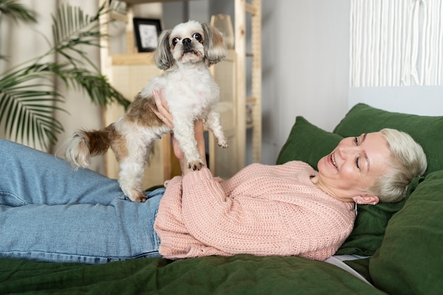 ペットの犬を持つ老人