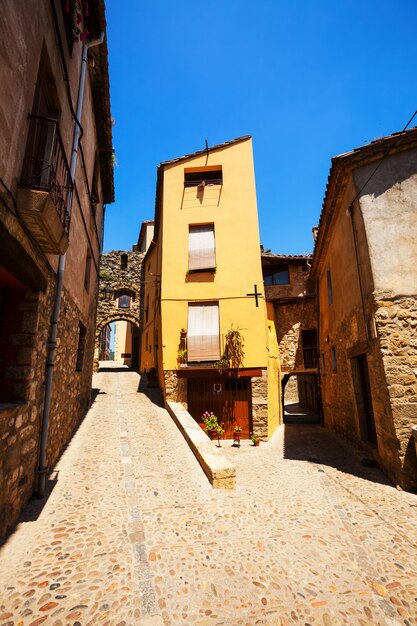 カタルーニャの町の古い絵のような家