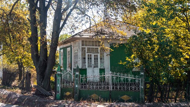 Старый провинциальный жилой дом с зеленым фасадом в Молдове