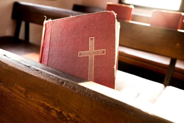 교회에있는 오래된 빨간 책이나 빨간 예배 노래 책