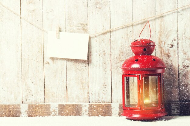 Старый красный фонарь с веревкой с конвертом