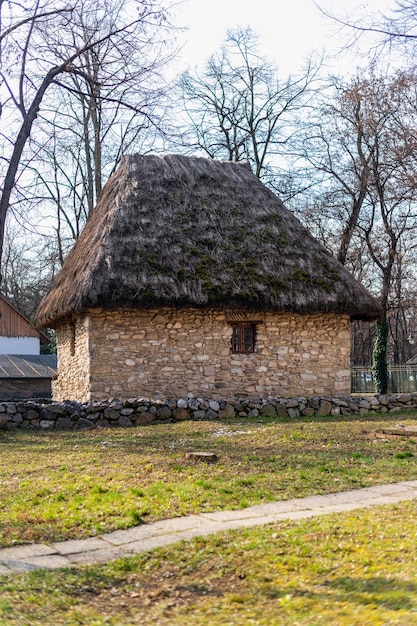 Бесплатное фото Старый жилой дом в деревенском музее в бухаресте, румыния