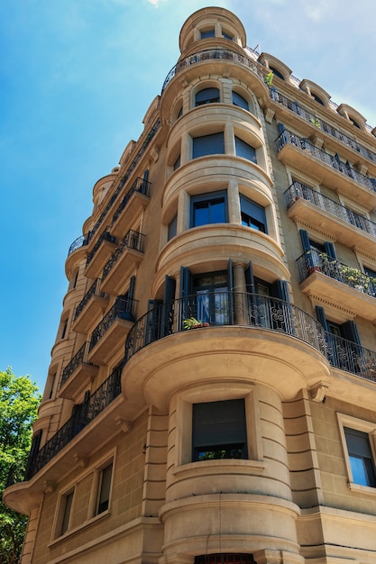 Старое жилое здание в солнечный день в Барселоне, Испания