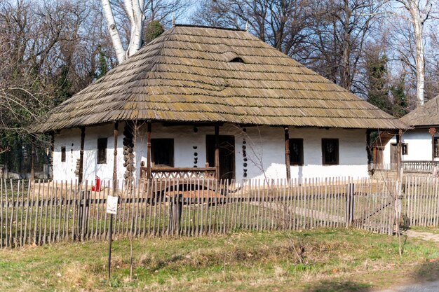 ブカレスト ルーマニアの村博物館の古い住宅の建物