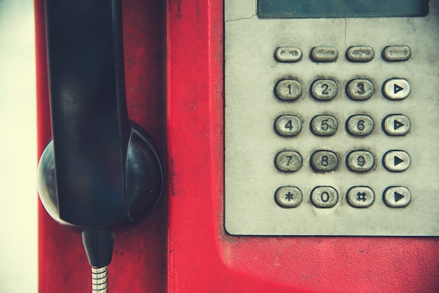 Foto gratuita vecchio payphone rosso riduzione