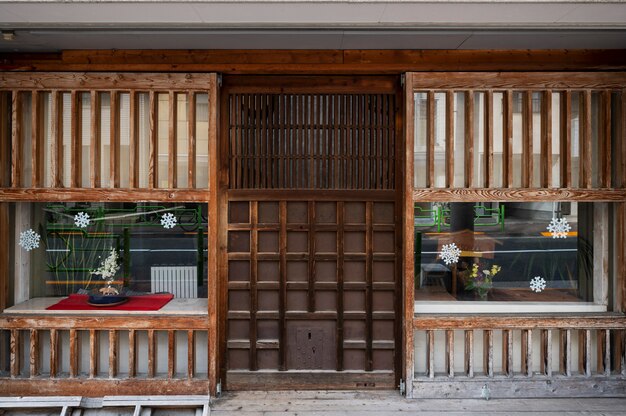 Старое ржавое здание входа в дом в японии
