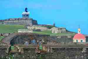 Foto gratuita vecchia vista sull'oceano di san juan con edifici