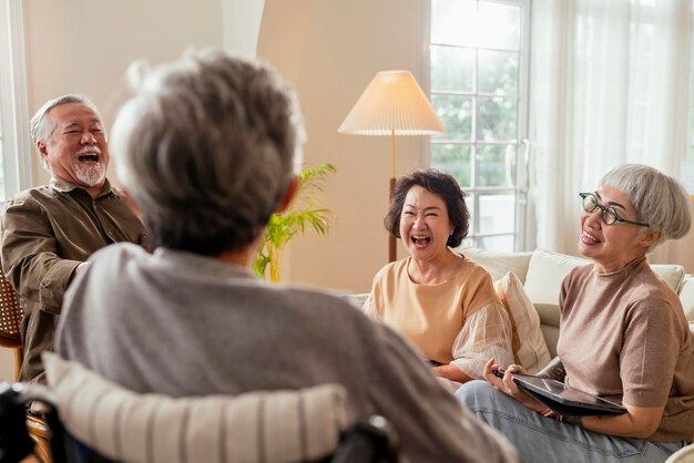오래된 아시아 친구 은퇴한 사람들 행복 긍정적인 웃음 웃음 대화 요양원 거실에서 함께 성인 데이케어 센터에서 그룹 활동에 참여하는 노인