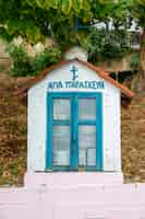 Free photo an old shrine on the street made of stone with icons inside in skala fourkas, greece