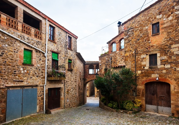 Старая улица в каталонской деревне. Pubol