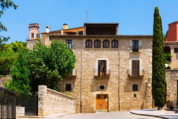 старой улицы европейского города. Girona