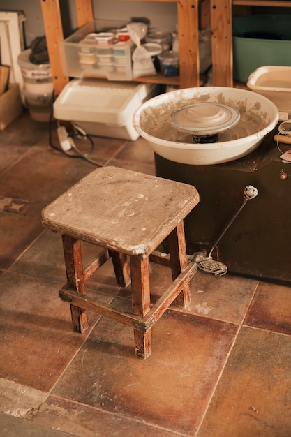 Free photo an old table and pottery wheel in the workshop