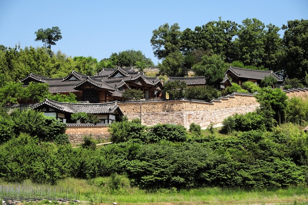 古い伝統的な韓国民俗村の丘の中腹