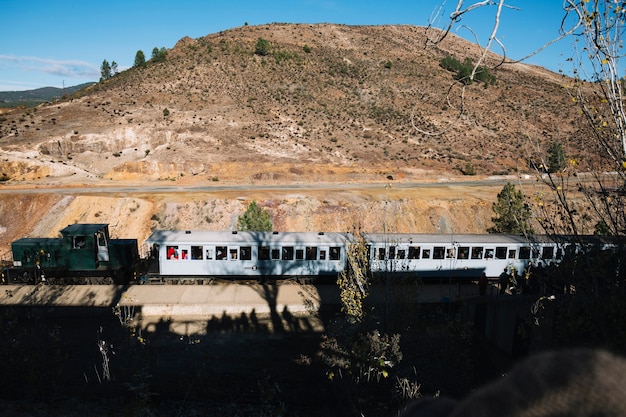 Foto gratuita vecchio treno in natura