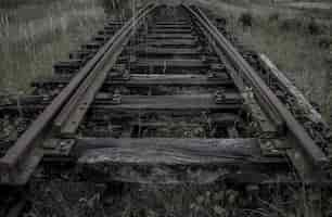 Foto gratuita vecchia pista del treno nel mezzo di un campo