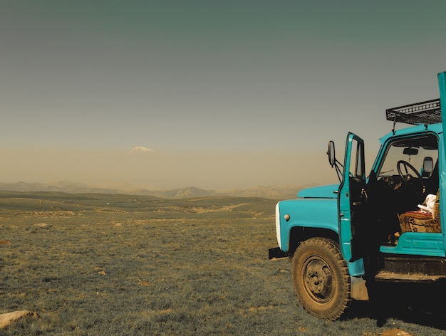 Free photo old truck in a field