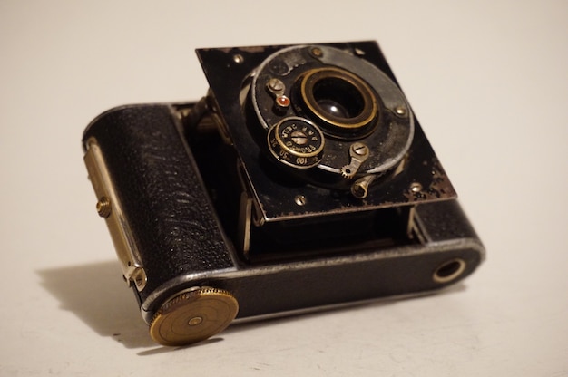 Старый старинный фотоаппарат и объектив, музейный сорт