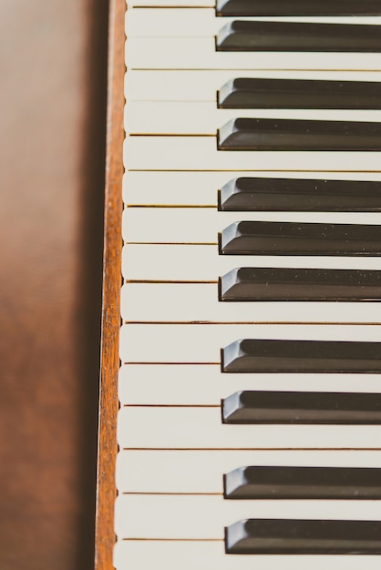 Старые старинные клавиши пианино