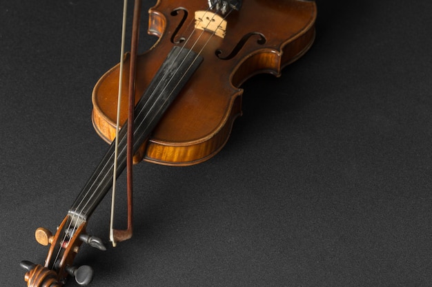 Старая скрипка на черном фоне