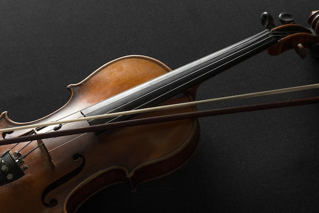 검정색 배경에 오래된 바이올린