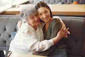 Free photo old woman in a cafe with young granddaughter