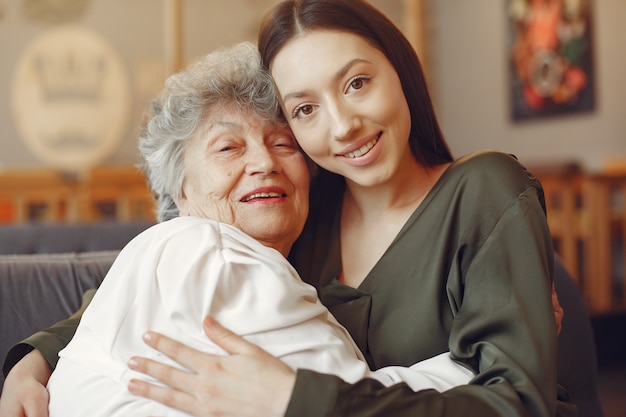 Free photo old woman in a cafe with young granddaughter