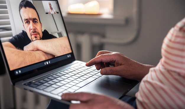 Foto gratuita una donna anziana comunica con suo figlio tramite collegamento video attraverso un laptop