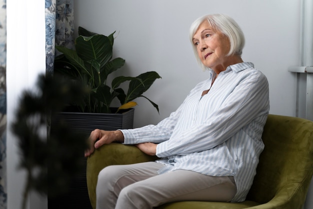 Foto gratuita una donna anziana alle prese con la malattia di alzheimer