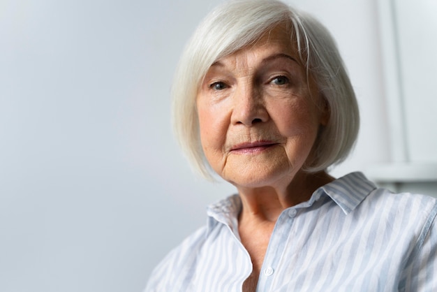 Foto gratuita una donna anziana alle prese con la malattia di alzheimer