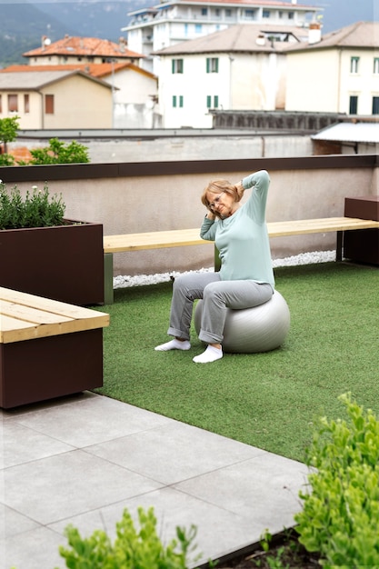 Free photo old woman doing fitness exercises