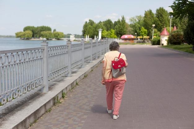 Foto gratuita vecchia donna che viaggia da sola in estate