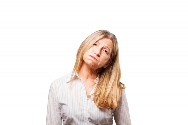 Foto gratuita vecchia donna con la faccia triste