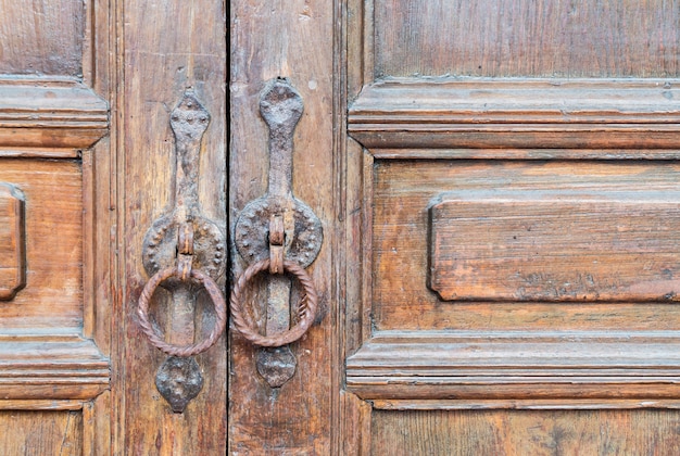古い木製の茶色の家の扉