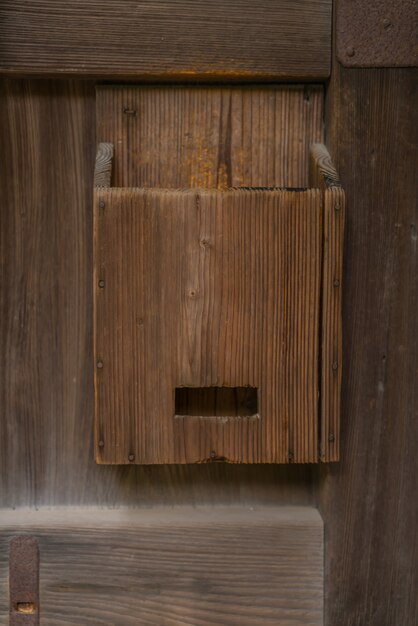 木製の背景に古い木造のメールボックス