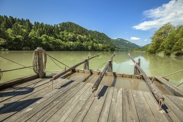 スロベニアのドラヴァ川の古い木製のいかだ