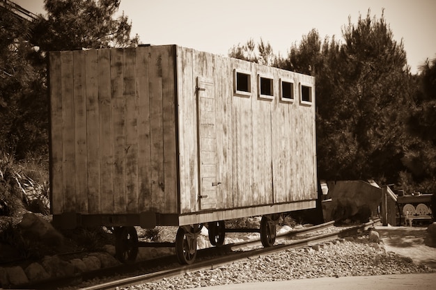 古い木製の鉄道ワゴン
