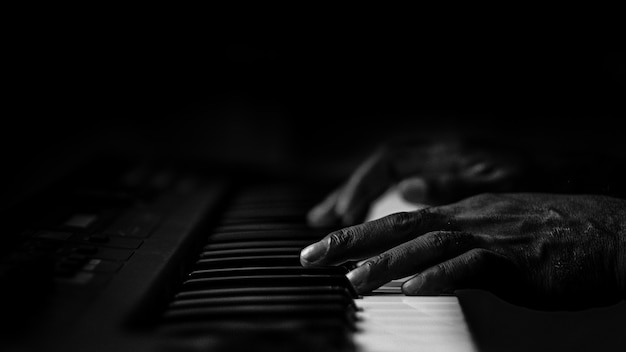 Старые морщинистые руки на пианино