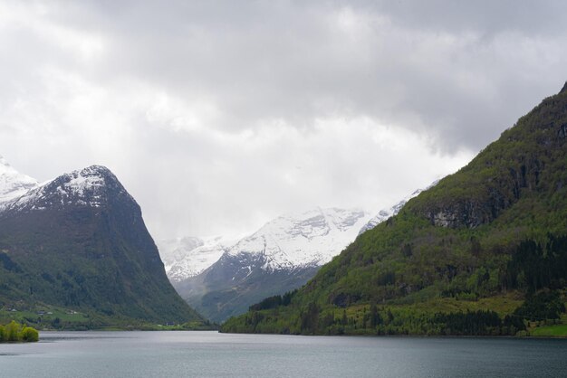 Олден Норвегия 17 мая 2023 года Река и горы